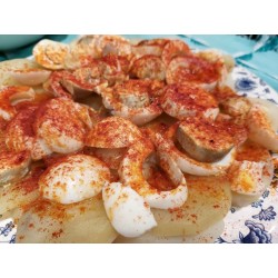 Huevos cocidos con pimenton y patata cocida