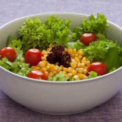Ensalada tomate, cebolla y maiz